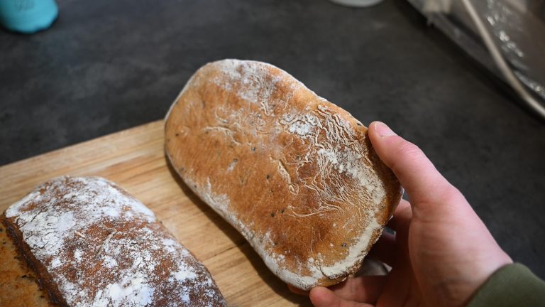 Vérification de la cuisson des pains au levain dans le Effeuno P134HA Evolution