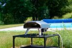 Ooni Koda 2 bleu au jardin