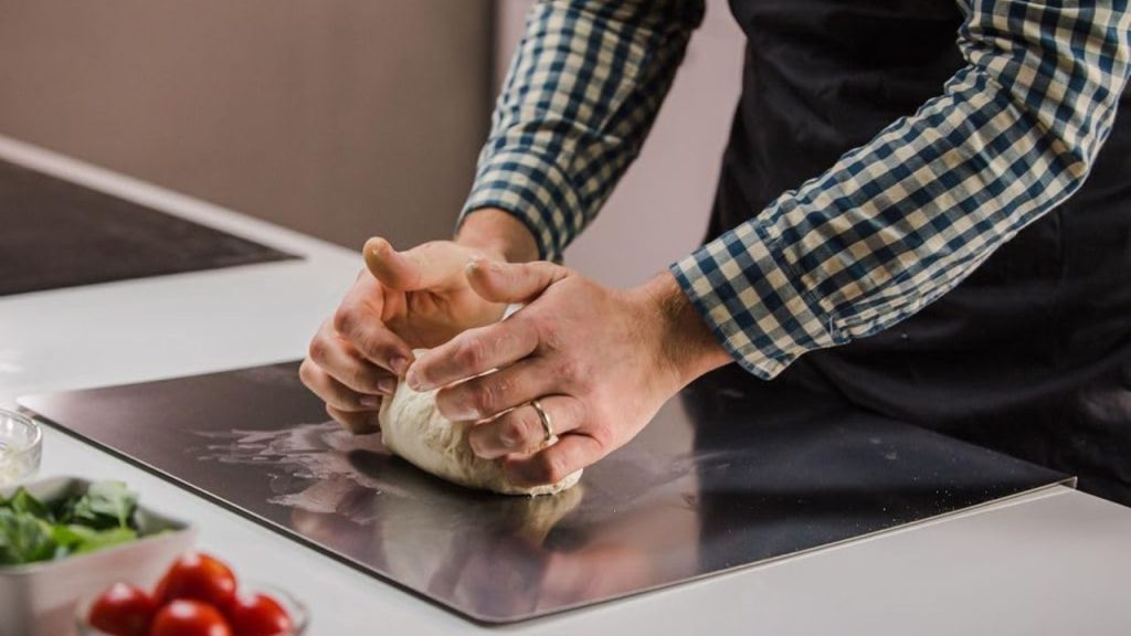 Planche à pizza inox 50x50 cm GI Metal façonnage de paton pour la pizza napolitaine