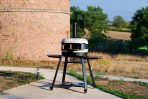 Gozney Dome Gen2 four a pizza hybride blanc sur son chariot